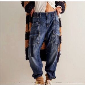 Free People Hazel Cargo Strappy Elastic Waist Jeans in Dark & Stormy size large